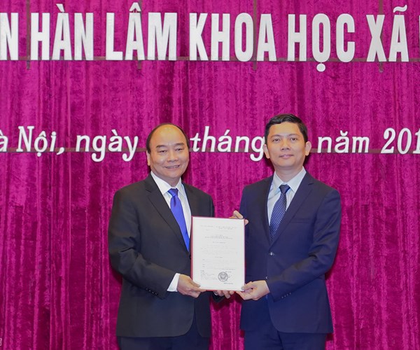 Thủ tướng giao 5 nhiệm vụ lớn cho tân Chủ tịch Viện Hàn lâm KHXH Việt Nam - Anh 1