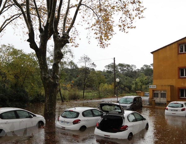 Mưa lớn tại Pháp gây ngập lụt nghiêm trọng, 2 người thiệt mạng - Anh 1
