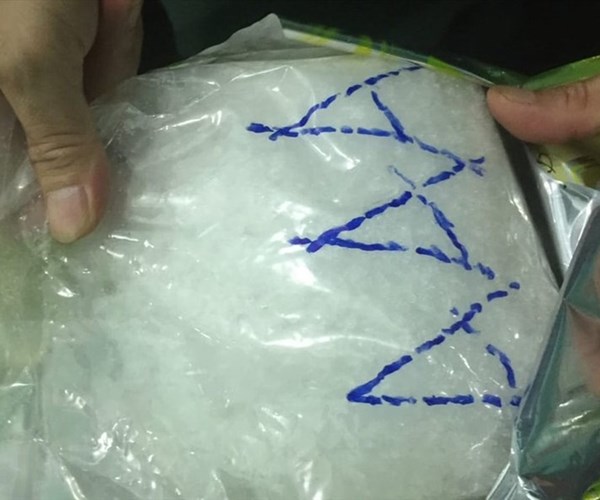 Phát hiện thùng nhựa chứa nhiều gói nghi ma túy dạt vào bờ biển Quảng Trị - Anh 1