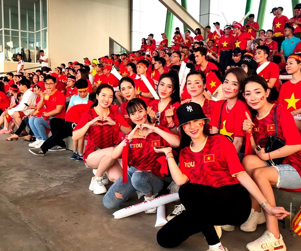Cổ động viên Việt Nam vỡ oà trên sân Binan - Anh 7