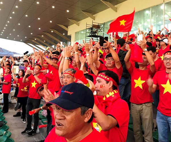 Cổ động viên Việt Nam vỡ oà trên sân Binan - Anh 2