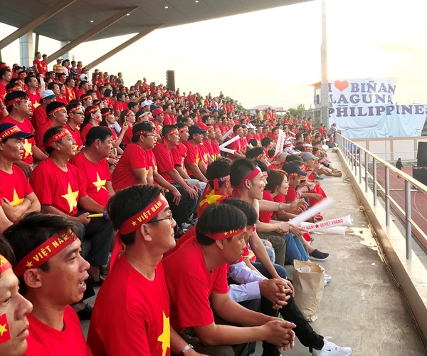 Cổ động viên Việt Nam vỡ oà trên sân Binan - Anh 8