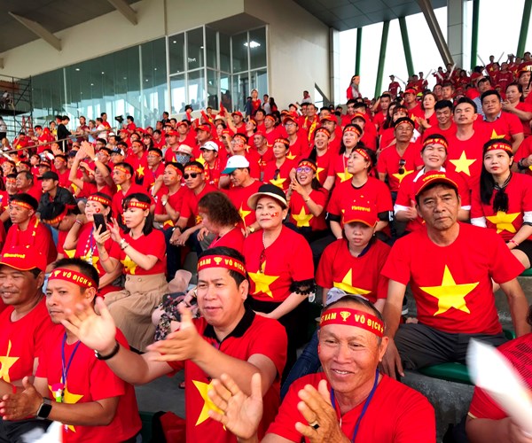 Cổ động viên Việt Nam vỡ oà trên sân Binan - Anh 6