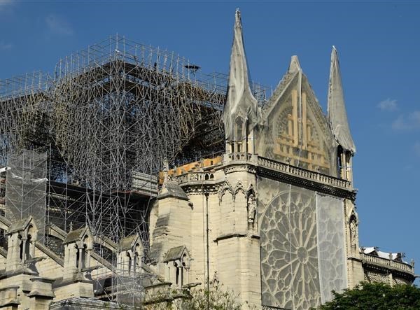 Lần đầu tiên trong 200 năm Nhà thờ Đức Bà Paris không cử hành Thánh lễ - Anh 1