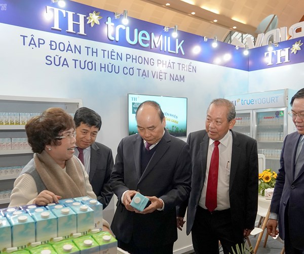 Thủ tướng tham quan trưng bày các sản phẩm tiêu biểu của doanh nghiệp Việt - Anh 1