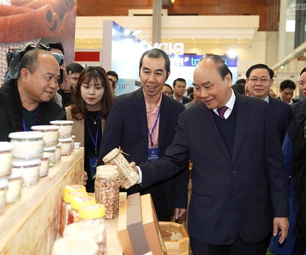 Thủ tướng tham quan trưng bày các sản phẩm tiêu biểu của doanh nghiệp Việt - Anh 2