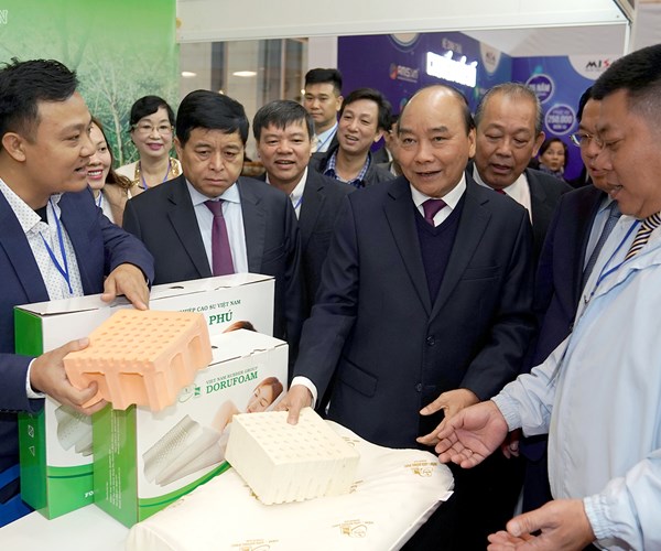 Thủ tướng tham quan trưng bày các sản phẩm tiêu biểu của doanh nghiệp Việt - Anh 3