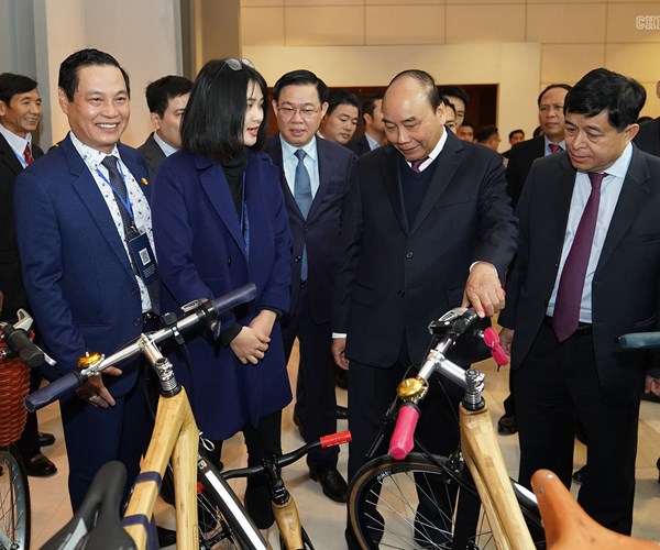Thủ tướng tham quan trưng bày các sản phẩm tiêu biểu của doanh nghiệp Việt - Anh 4