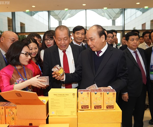 Thủ tướng tham quan trưng bày các sản phẩm tiêu biểu của doanh nghiệp Việt - Anh 5