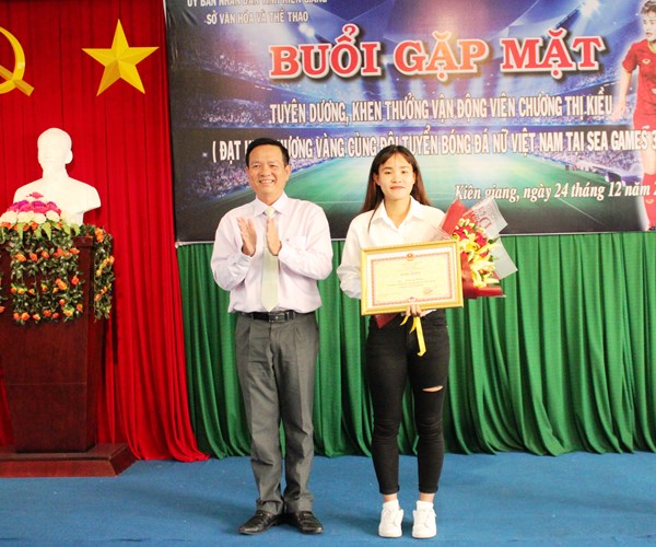 Kiên Giang khen thưởng cho nữ cầu thủ bóng đá Chương Thị Kiều - Anh 1