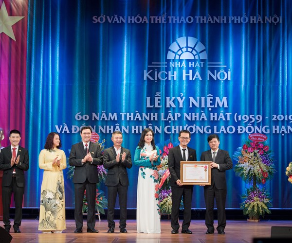 Nhà hát Kịch Hà Nội kỷ niệm 60 năm thành lập và đón nhận Huân chương Lao động hạng Ba - Anh 1
