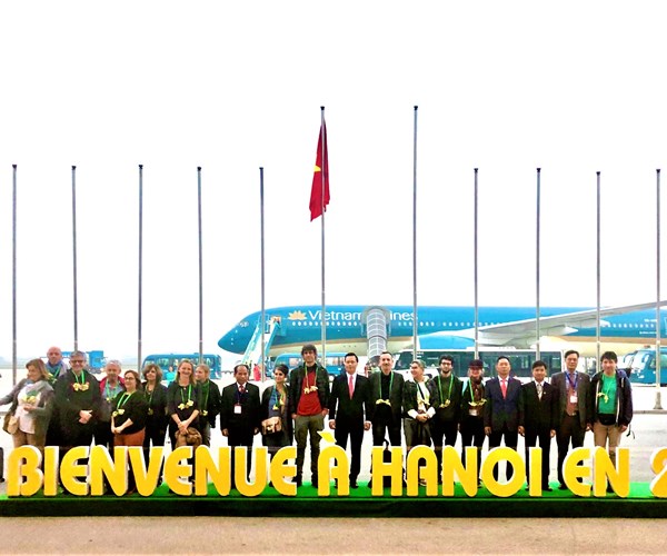 Vị khách du lịch quốc tế đầu tiên đến Hà Nội năm 2020 bất ngờ vì được đón tiếp long trọng - Anh 1