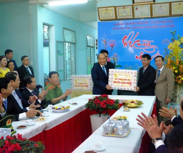 Thủ tướng Nguyễn Xuân Phúc chúc Tết các đơn vị tại Đà Nẵng - Anh 2