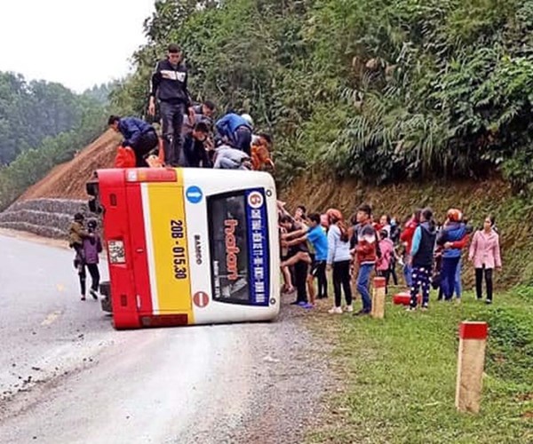 Thái Nguyên: Xe buýt đi ẩu gặp nạn trong ngày cuối dịp nghỉ Tết - Anh 1