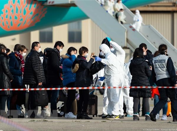 Pháp: 20 người sơ tán từ Vũ Hán có triệu chứng nhiễm virus corona - Anh 1