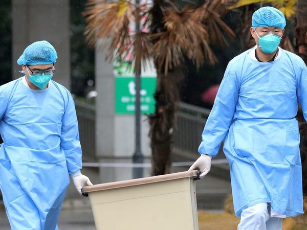 Trung Quốc cho 892 bệnh nhân hồi phục sau nhiễm nCoV xuất viện - Anh 1