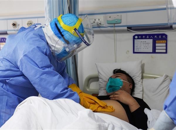 Số ca nghi nhiễm mới ở Trung Quốc giảm trong ngày thứ 2 liên tiếp - Anh 1