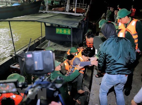 Bộ đội Biên phòng Thanh Hóa cứu nạn 7 ngư dân bị chìm tàu trên biển - Anh 1