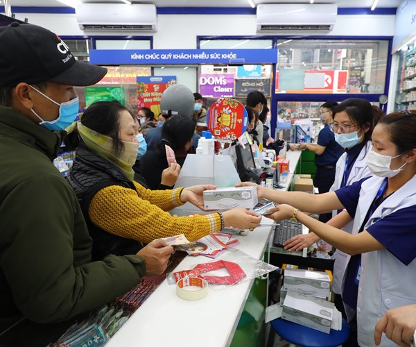 Hà Nội: Người dân xếp hàng dài mua khẩu trang y tế giá gốc - Anh 3