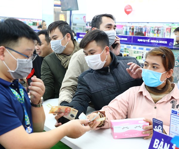 Hà Nội: Người dân xếp hàng dài mua khẩu trang y tế giá gốc - Anh 1