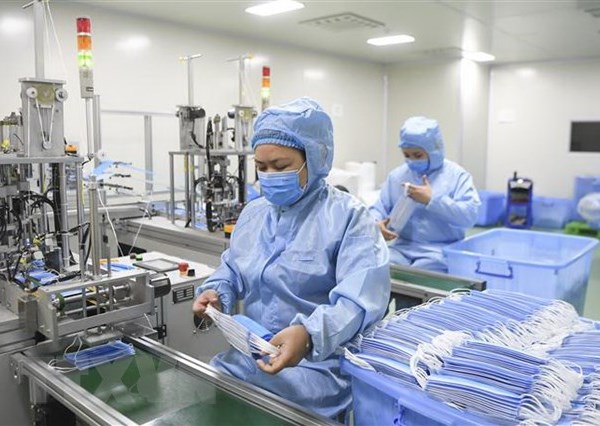 Trung Quốc: Hiệu thuốc bị phạt 430.000 USD vì tăng giá khẩu trang - Anh 1