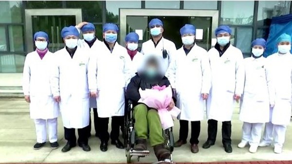 Cụ ông 91 tuổi ở Trung Quốc nhiễm nCoV đã khỏi bệnh và xuất viện - Anh 1