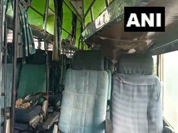Ấn Độ: Xe buýt bốc cháy khi chạm vào đường dây điện cao áp, 10 người chết - Anh 1