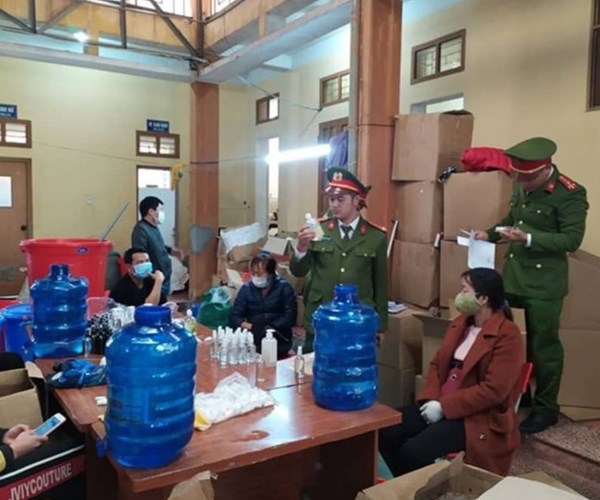 Thái Bình: Đình chỉ cơ sở sản xuất số lượng lớn chai nước rửa tay giả - Anh 1