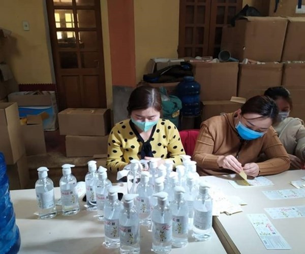 Thái Bình: Đình chỉ cơ sở sản xuất số lượng lớn chai nước rửa tay giả - Anh 2