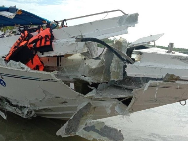 Thái Lan: Tàu cao tốc cánh ngầm va chạm, hai khách du lịch thiệt mạng - Anh 1