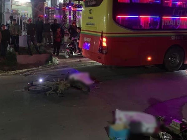 Lào Cai: Xe khách va chạm với xe máy, 2 người tử vong tại chỗ - Anh 1