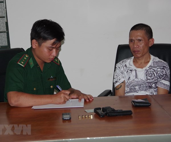 Tây Ninh: Bắt hai đối tượng vượt biên và tàng trữ vũ khí trái phép - Anh 1