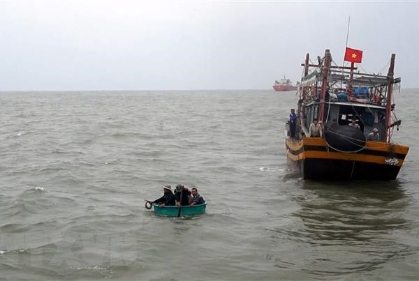 Quảng Trị cứu nạn thành công tàu cá mắc cạn cùng 9 thuyền viên - Anh 1