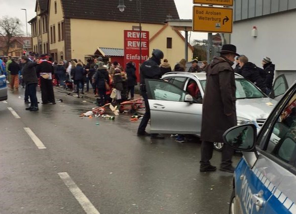 Đức: Xe đâm vào đám đông, ít nhất 10 người bị thương - Anh 1