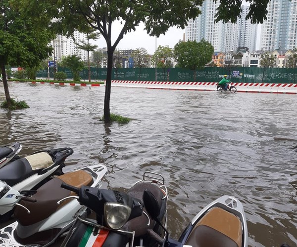 Hà Nội: Mưa lớn khiến nhiều tuyến đường ngập sâu - Anh 1