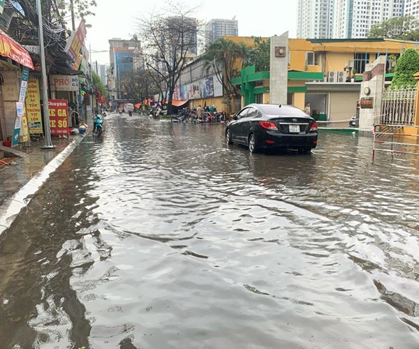Hà Nội: Mưa lớn khiến nhiều tuyến đường ngập sâu - Anh 2