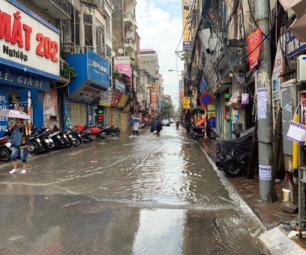 Hà Nội: Mưa lớn khiến nhiều tuyến đường ngập sâu - Anh 3