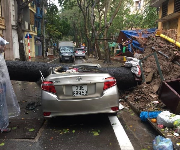 Hà Nội: Mưa lớn khiến nhiều tuyến đường ngập sâu - Anh 5