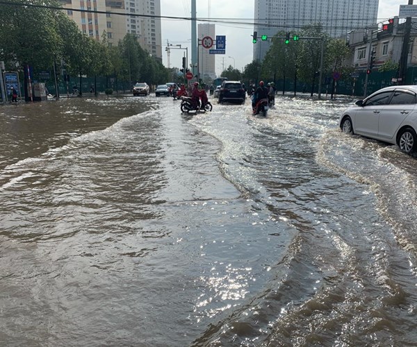 Hà Nội: Mưa lớn khiến nhiều tuyến đường ngập sâu - Anh 6