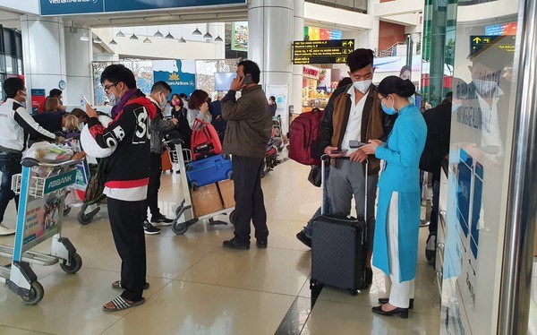 Bộ Giao thông khuyến cáo khách đeo khẩu trang đến sân bay, nhà ga - Anh 1