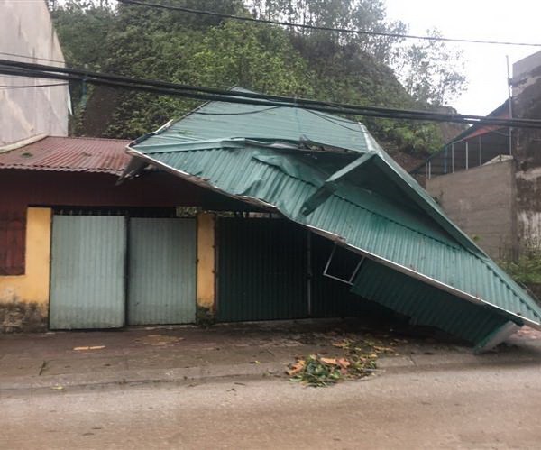 Yên Bái: Hơn 100 ngôi nhà bị tốc mái do mưa đá và dông lốc - Anh 1