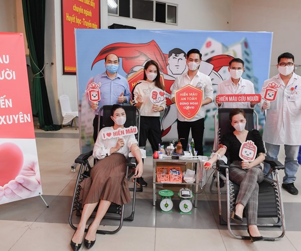 Hoa hậu Ngọc Hân, MC Phan Anh và nhiều nghệ sĩ tham gia hiến máu giữa dịch Covid-19 - Anh 1