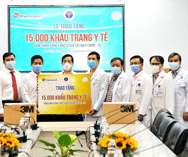 Vietravel trao tặng 15.000 khẩu trang y tế cho đội ngũ y, bác sĩ tuyến đầu - Anh 1