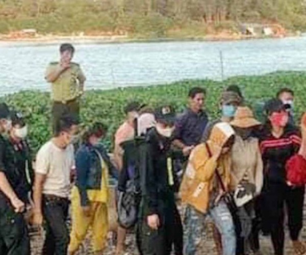 Đột kích sới bạc trên sông ở Đồng Nai, bắt hơn 20 đối tượng - Anh 1