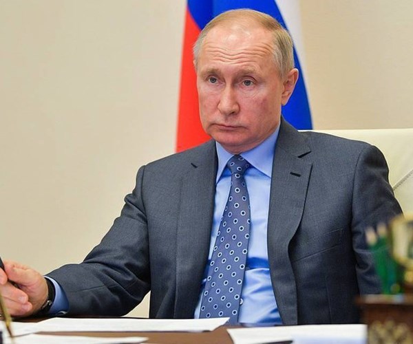 Ông Putin tiếp tục làm việc từ xa sau khi tiếp xúc bác sĩ mắc Covid-19 - Anh 1