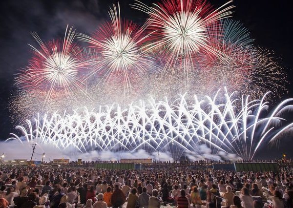 Nhật Bản hủy hàng loạt các Lễ hội pháo hoa mùa hè do đại dịch Covid-19 - Anh 1