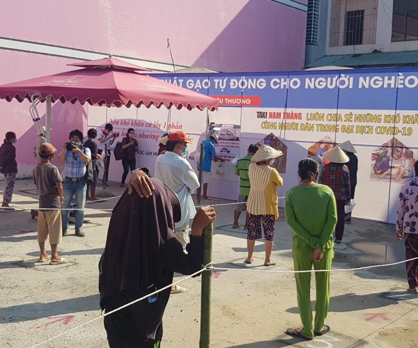 “ATM gạo” đầu tiên ở Kiên Giang phát miễn phí cho người nghèo - Anh 1