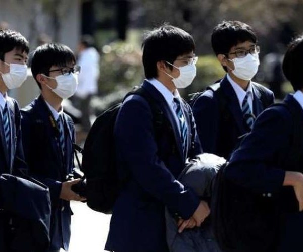 Khủng hoảng lây nhiễm Covid-19 tại bệnh viện, trường học ở Nhật Bản - Anh 1