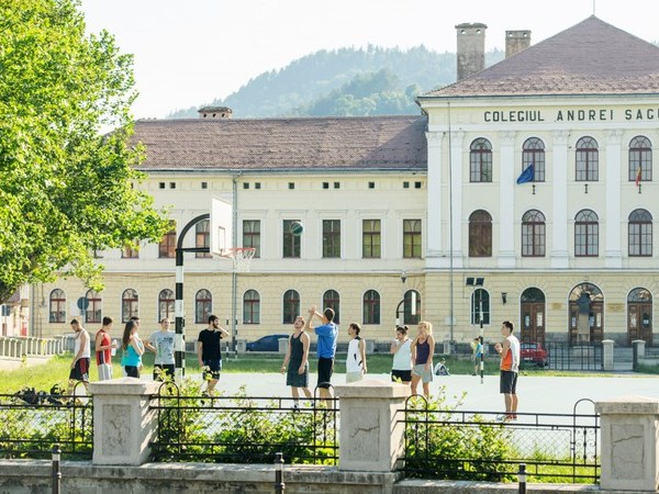 Romania đóng cửa toàn bộ trường học đến hết năm học - Anh 1