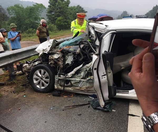 Tai nạn trên cao tốc Nội Bài-Lào Cai, hai người bị thương - Anh 1